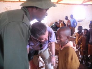 rangers et enfants kenya
