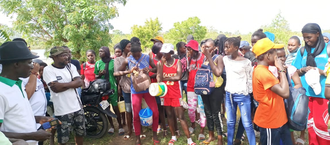 Replantation de la mangrove par les élèves de CEM Kénia