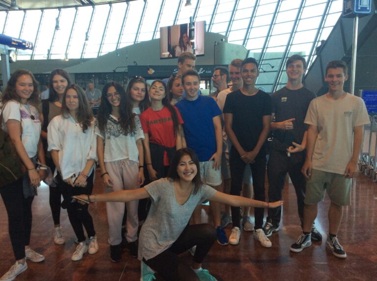 photo du groupe de lycéens à l'aéroport de départ