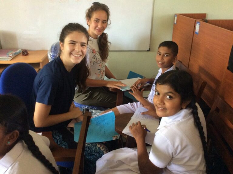 deux lycéennes encadrent les élèves sri lankais  à la rédaction des lettres pour leurs correspondants